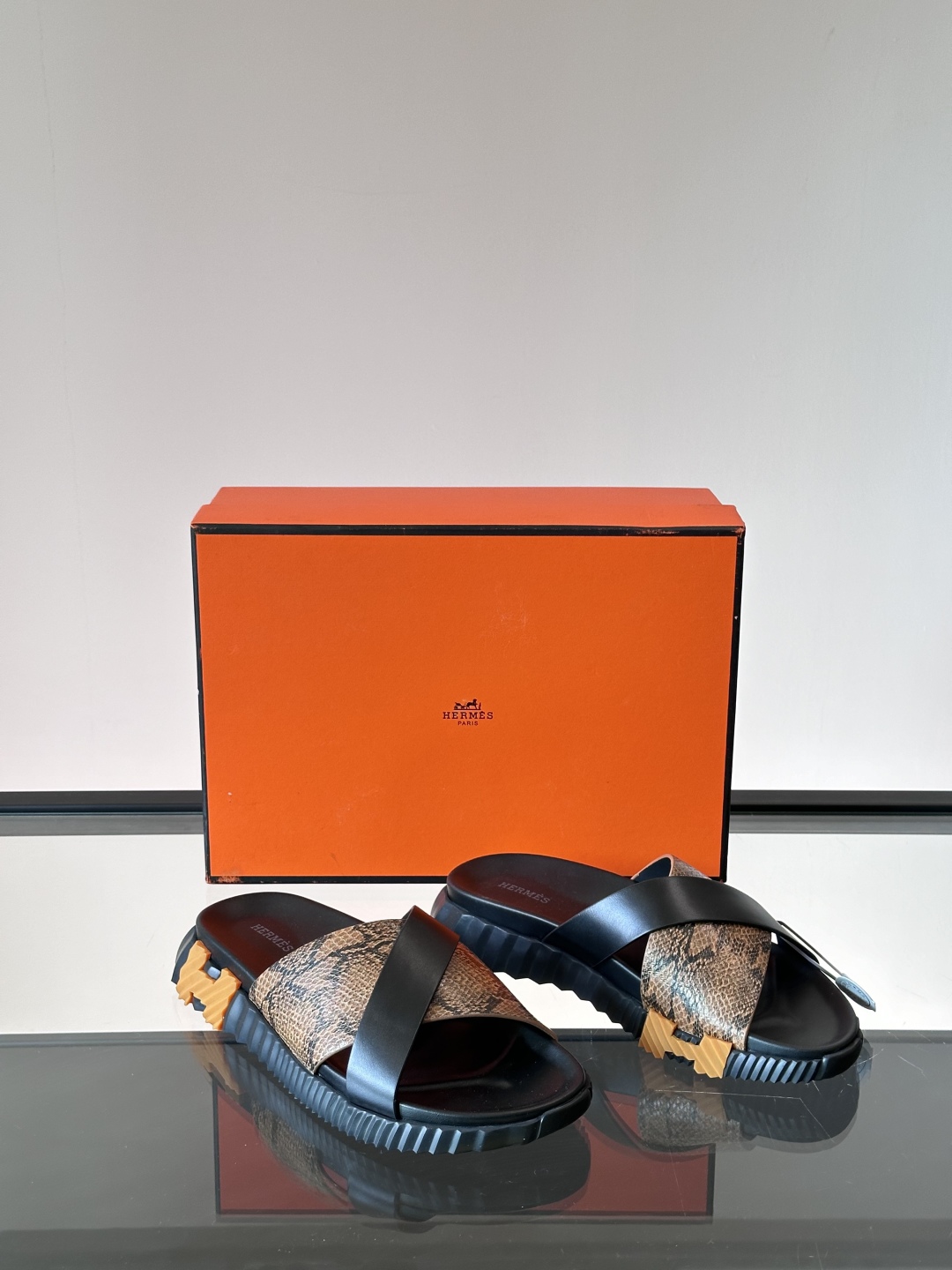 ◾️▫️Hermes 高端成型大底男士拖鞋，高品质经典单品，用料上乘考究，版型宽松舒适，推荐入手，鞋面选