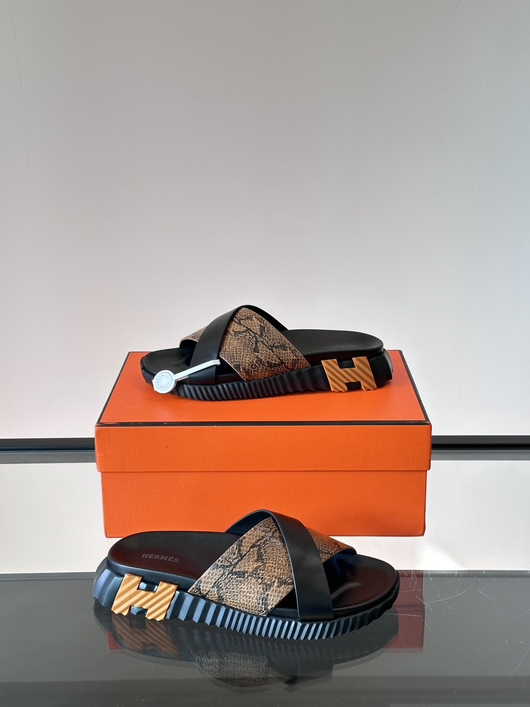 ◾️▫️Hermes 高端成型大底男士拖鞋，高品质经典单品，用料上乘考究，版型宽松舒适，推荐入手，鞋面选