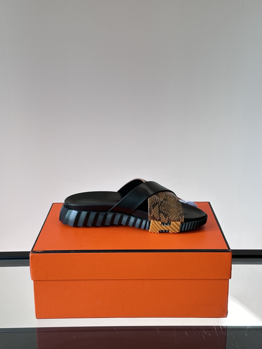 ◾️▫️Hermes 高端成型大底男士拖鞋，高品质经典单品，用料上乘考究，版型宽松舒适，推荐入手，鞋面选