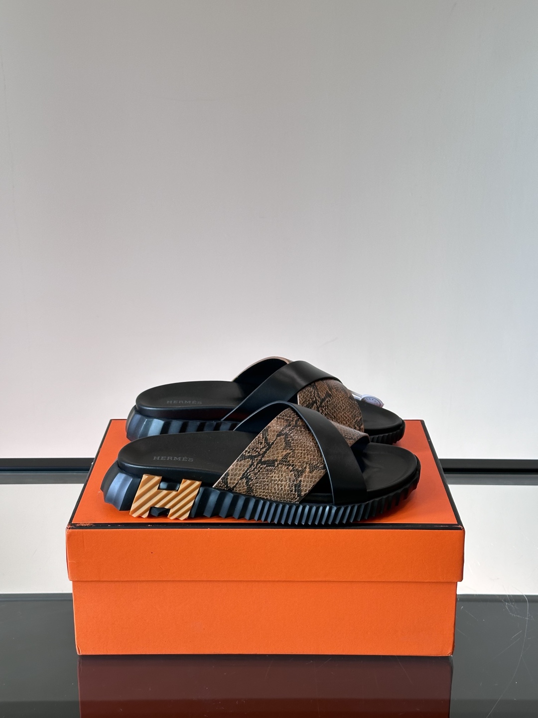 ◾️▫️Hermes 高端成型大底男士拖鞋，高品质经典单品，用料上乘考究，版型宽松舒适，推荐入手，鞋面选