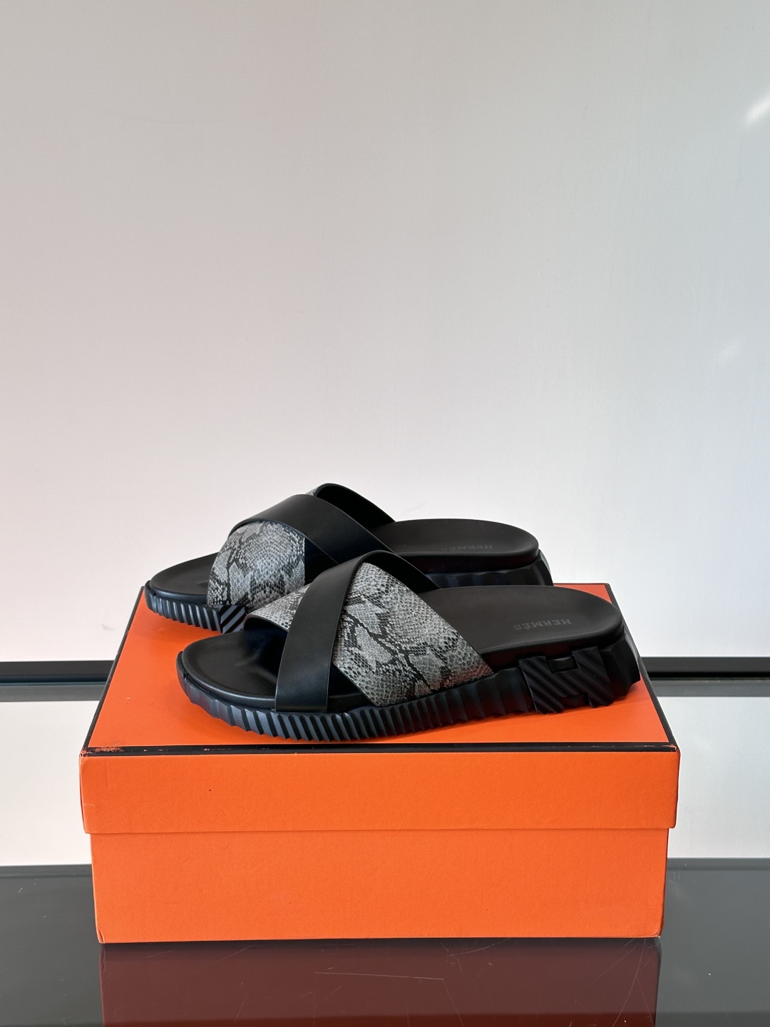 ◾️▫️Hermes 高端成型大底男士拖鞋，高品质经典单品，用料上乘考究，版型宽松舒适，推荐入手，鞋面选