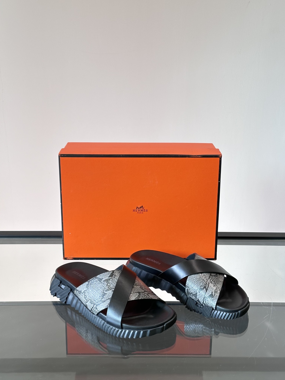 ◾️▫️Hermes 高端成型大底男士拖鞋，高品质经典单品，用料上乘考究，版型宽松舒适，推荐入手，鞋面选