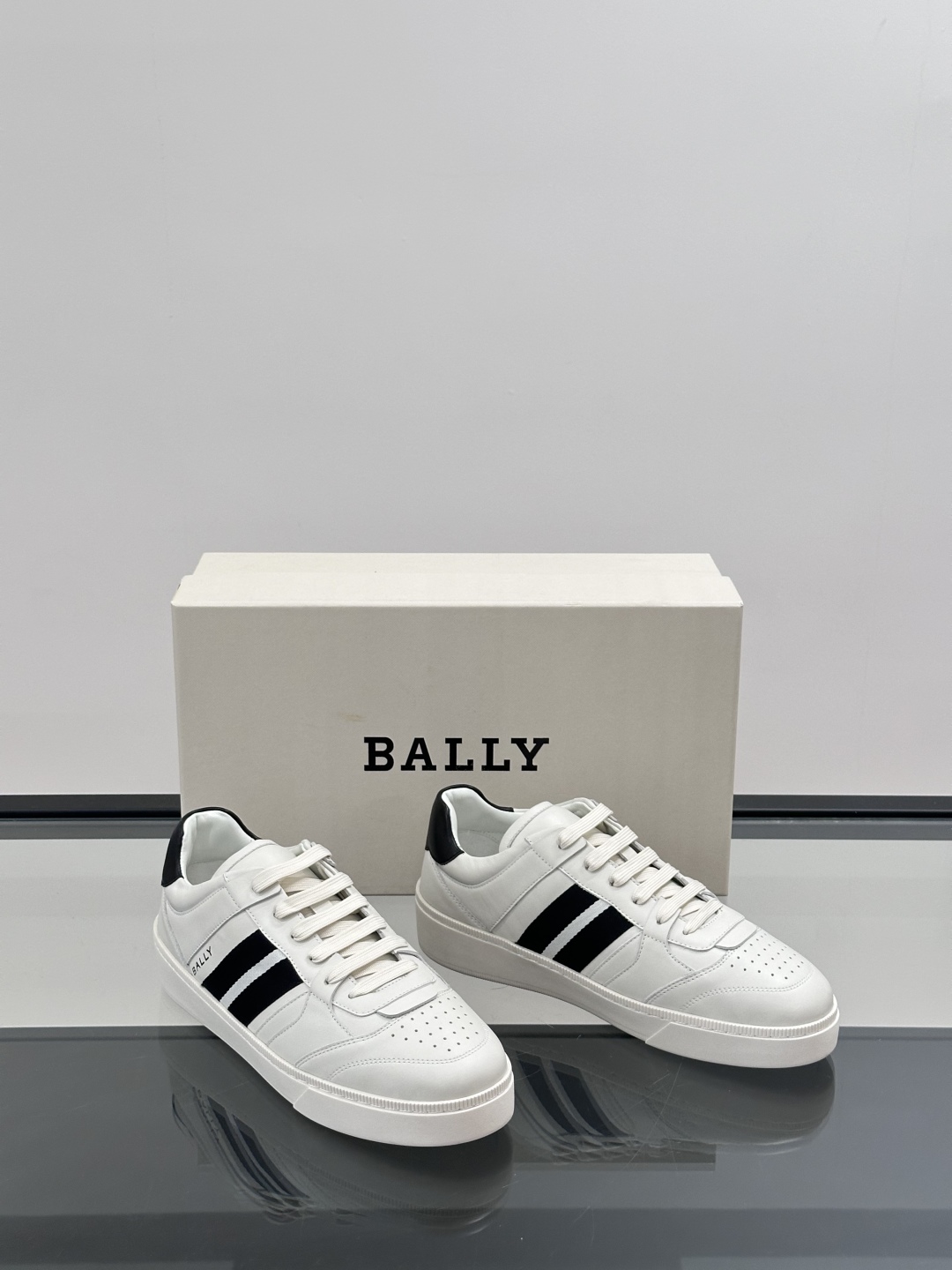 BALLY🇨🇭经典款男士休闲鞋👟，侧面织带的logo其实是Bally经典标志
经典 高级 又不会过分高调