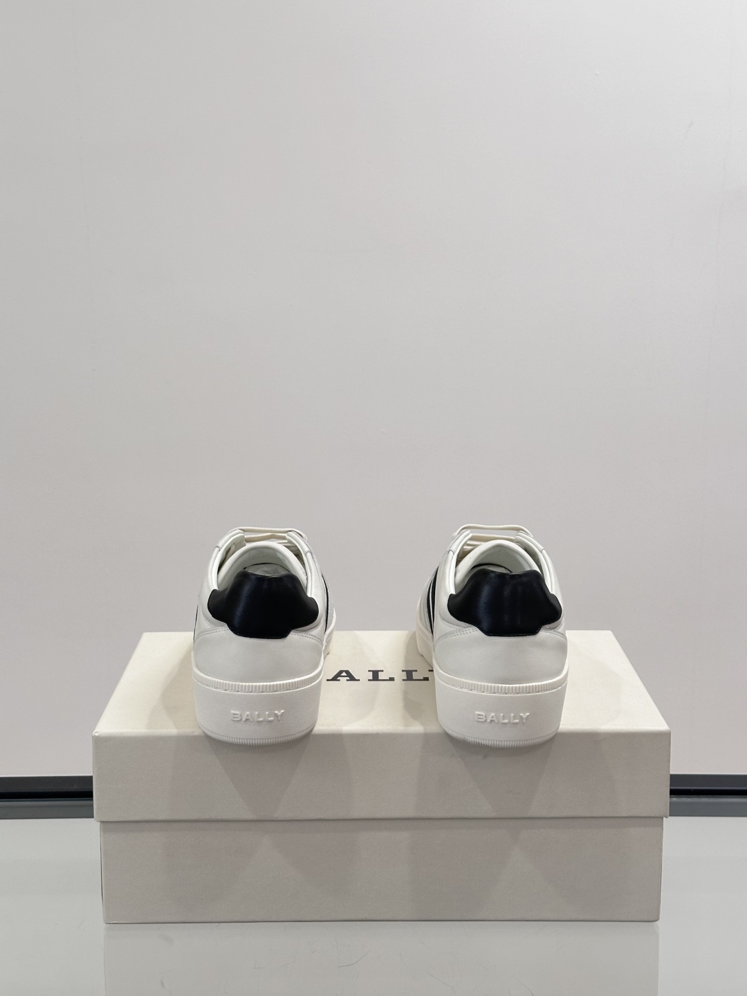 BALLY🇨🇭经典款男士休闲鞋👟，侧面织带的logo其实是Bally经典标志
经典 高级 又不会过分高调