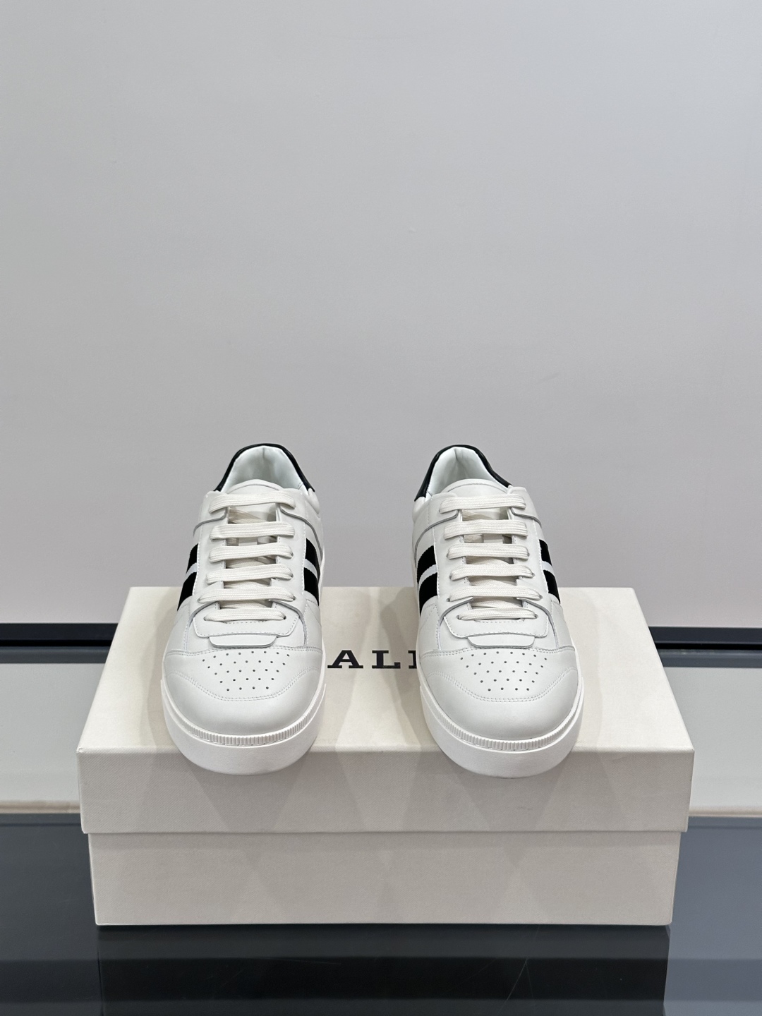 BALLY🇨🇭经典款男士休闲鞋👟，侧面织带的logo其实是Bally经典标志
经典 高级 又不会过分高调