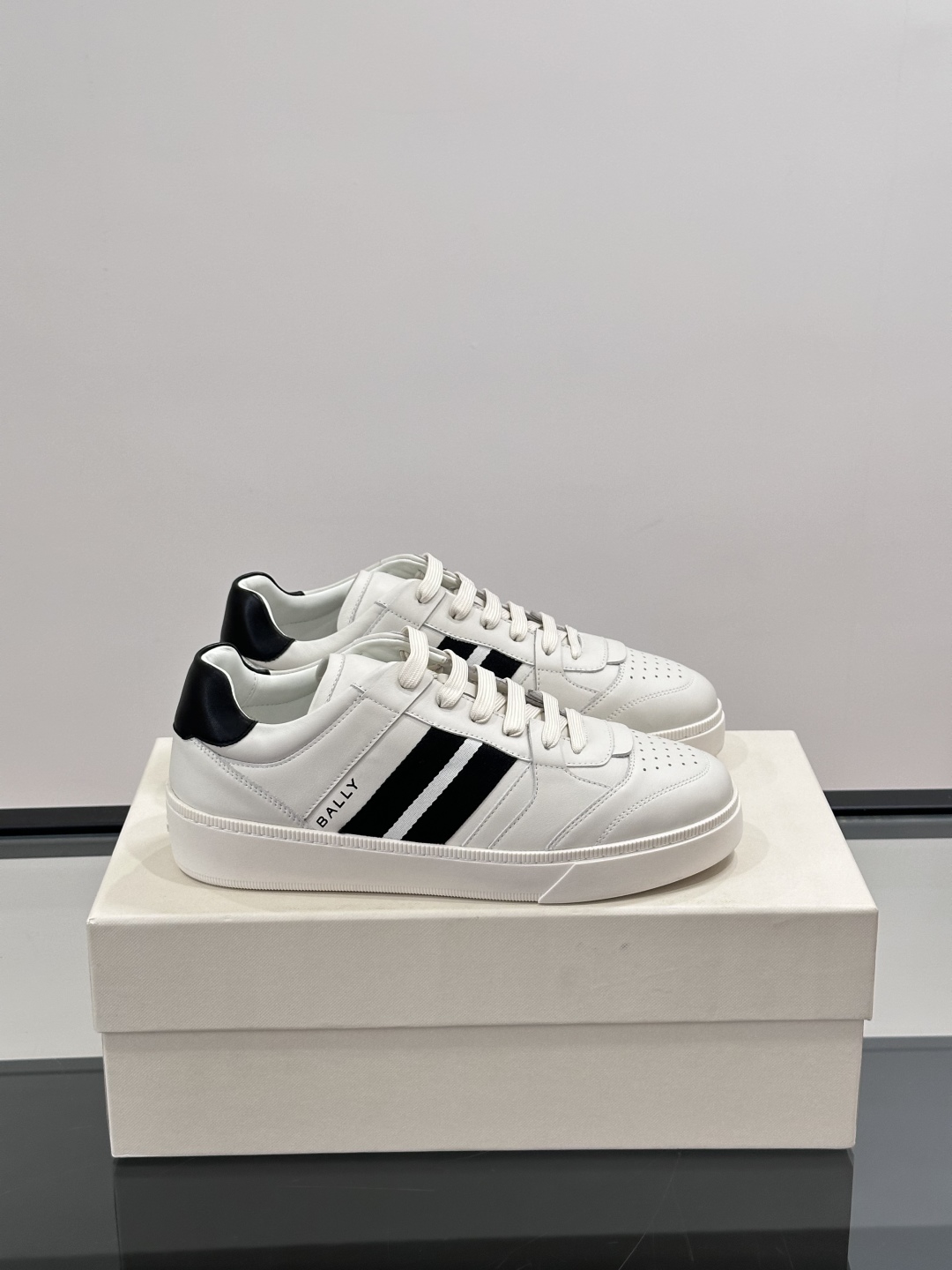 BALLY🇨🇭经典款男士休闲鞋👟，侧面织带的logo其实是Bally经典标志
经典 高级 又不会过分高调