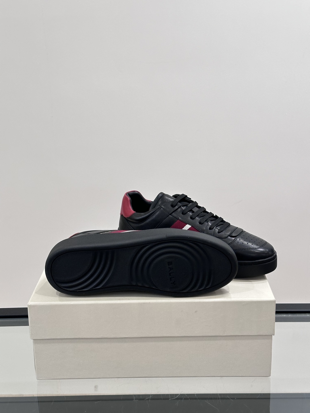 BALLY🇨🇭经典款男士休闲鞋👟，侧面织带的logo其实是Bally经典标志
经典 高级 又不会过分高调