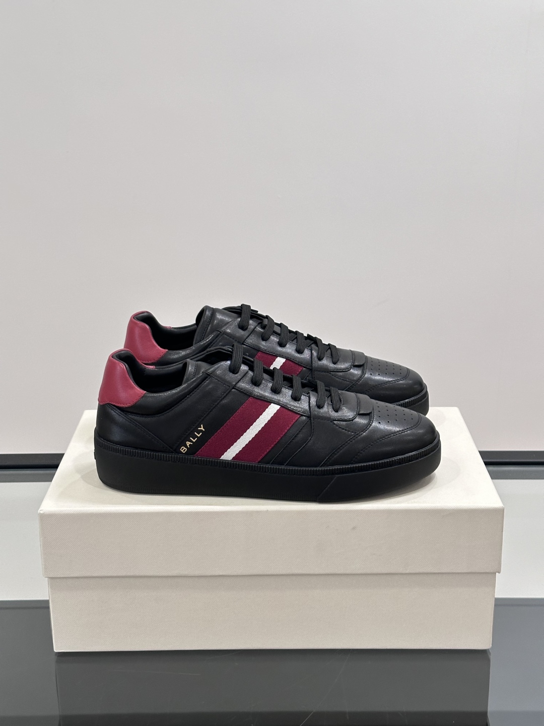 BALLY🇨🇭经典款男士休闲鞋👟，侧面织带的logo其实是Bally经典标志
经典 高级 又不会过分高调
