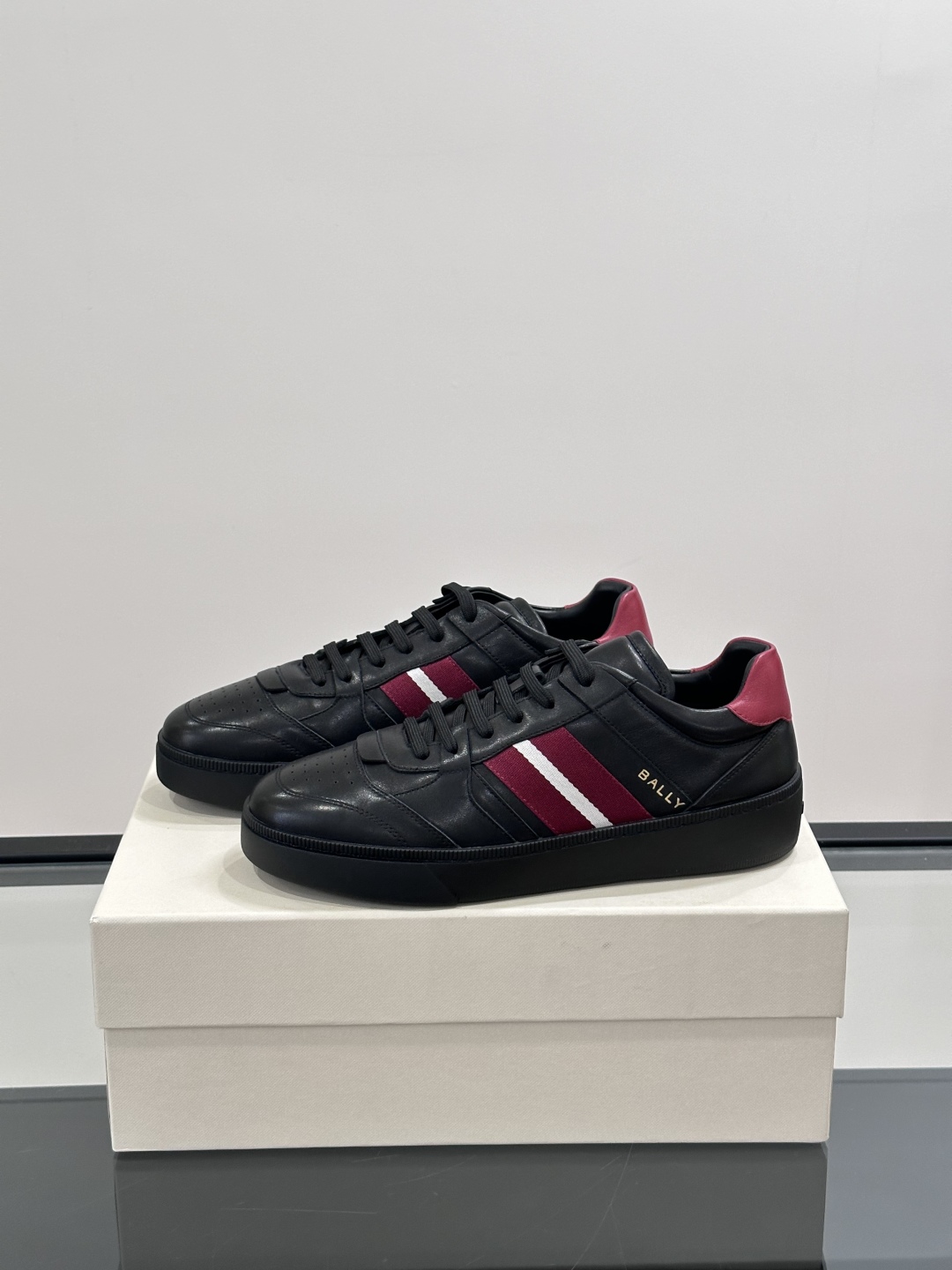 BALLY🇨🇭经典款男士休闲鞋👟，侧面织带的logo其实是Bally经典标志
经典 高级 又不会过分高调