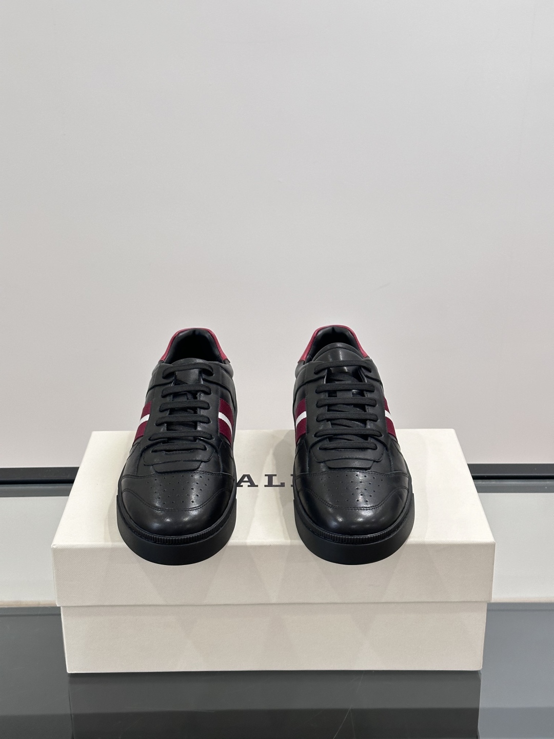 BALLY🇨🇭经典款男士休闲鞋👟，侧面织带的logo其实是Bally经典标志
经典 高级 又不会过分高调