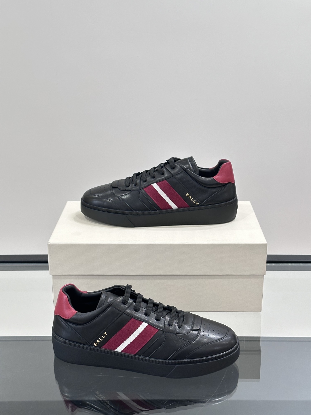 BALLY🇨🇭经典款男士休闲鞋👟，侧面织带的logo其实是Bally经典标志
经典 高级 又不会过分高调