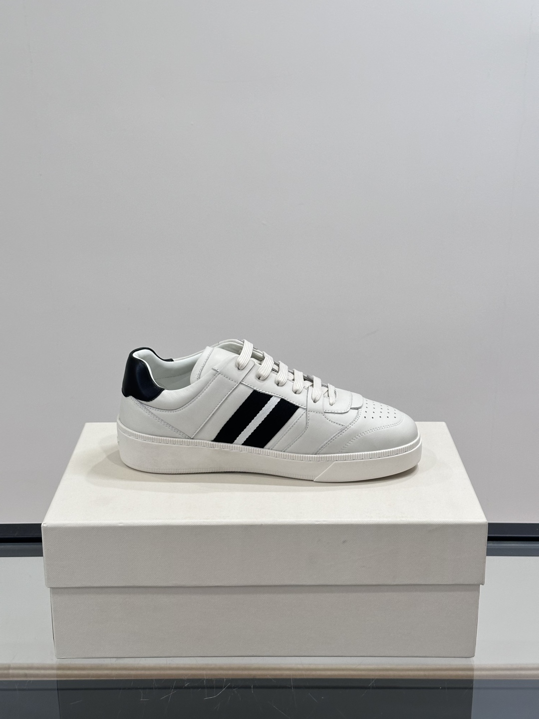 BALLY🇨🇭经典款男士休闲鞋👟，侧面织带的logo其实是Bally经典标志
经典 高级 又不会过分高调