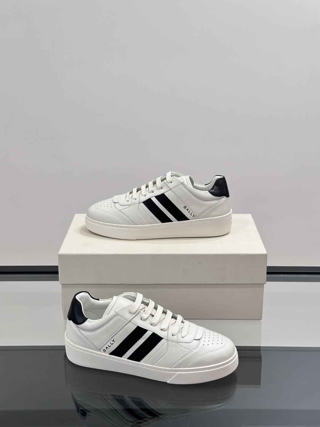 BALLY🇨🇭经典款男士休闲鞋👟，侧面织带的logo其实是Bally经典标志
经典 高级 又不会过分高调