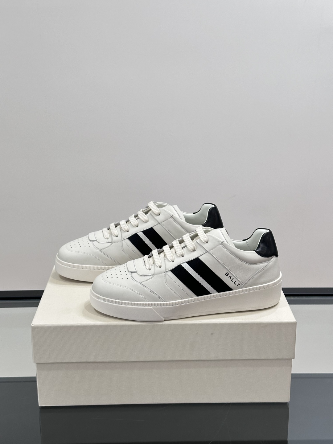 BALLY🇨🇭经典款男士休闲鞋👟，侧面织带的logo其实是Bally经典标志
经典 高级 又不会过分高调