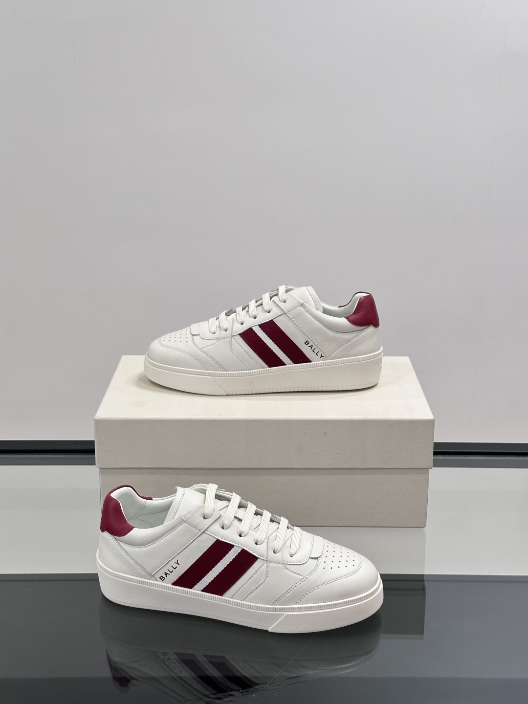 BALLY🇨🇭经典款男士休闲鞋👟，侧面织带的logo其实是Bally经典标志
经典 高级 又不会过分高调