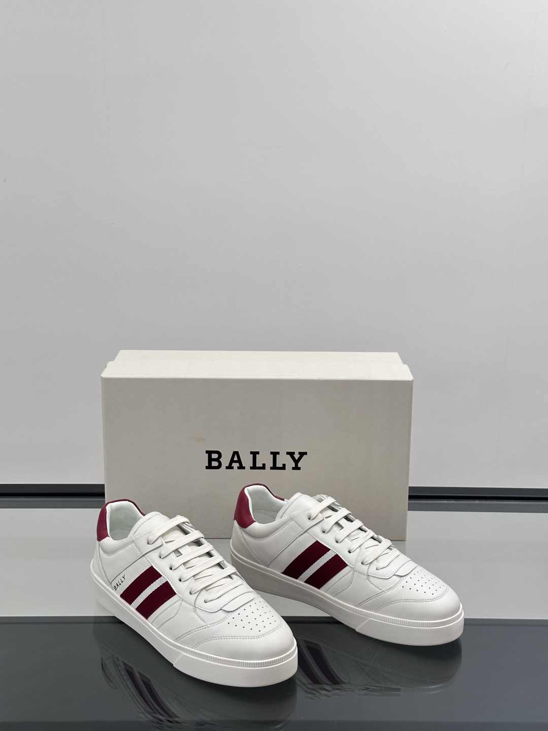 BALLY🇨🇭经典款男士休闲鞋👟，侧面织带的logo其实是Bally经典标志
经典 高级 又不会过分高调