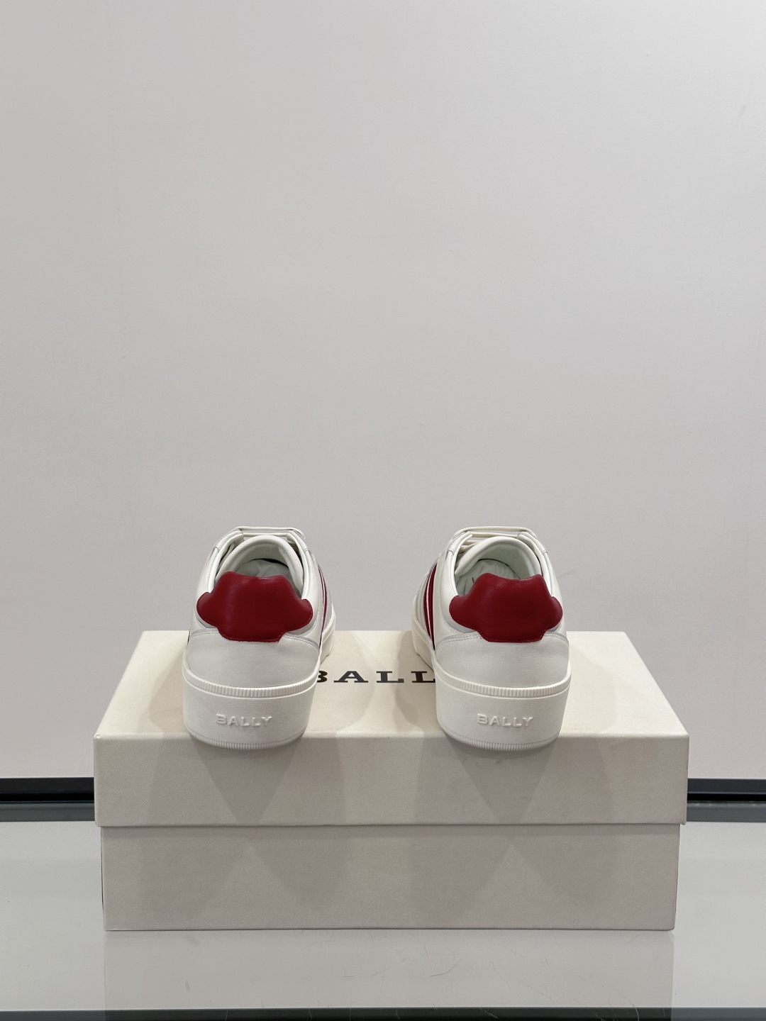 BALLY🇨🇭经典款男士休闲鞋👟，侧面织带的logo其实是Bally经典标志
经典 高级 又不会过分高调