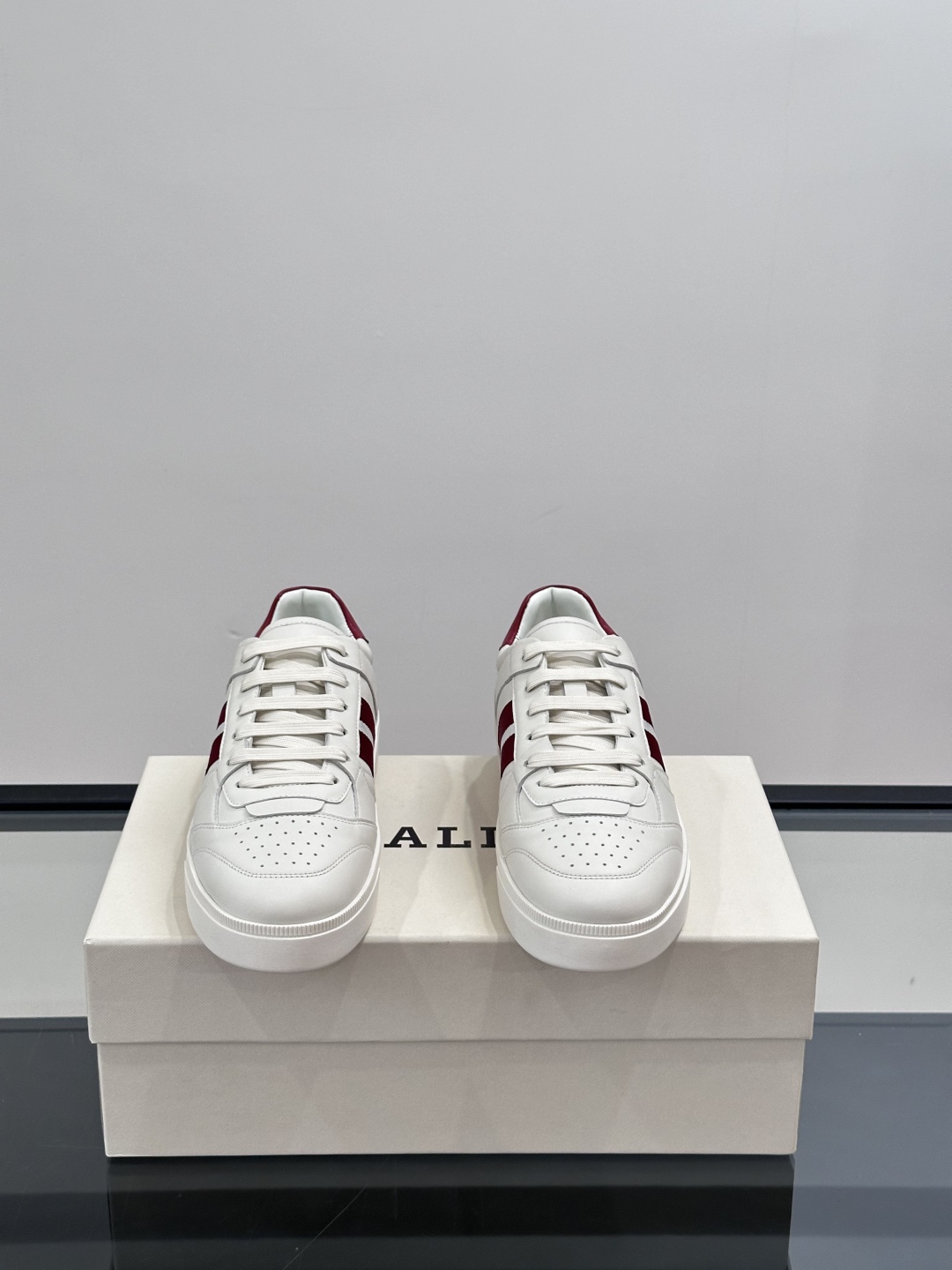 BALLY🇨🇭经典款男士休闲鞋👟，侧面织带的logo其实是Bally经典标志
经典 高级 又不会过分高调