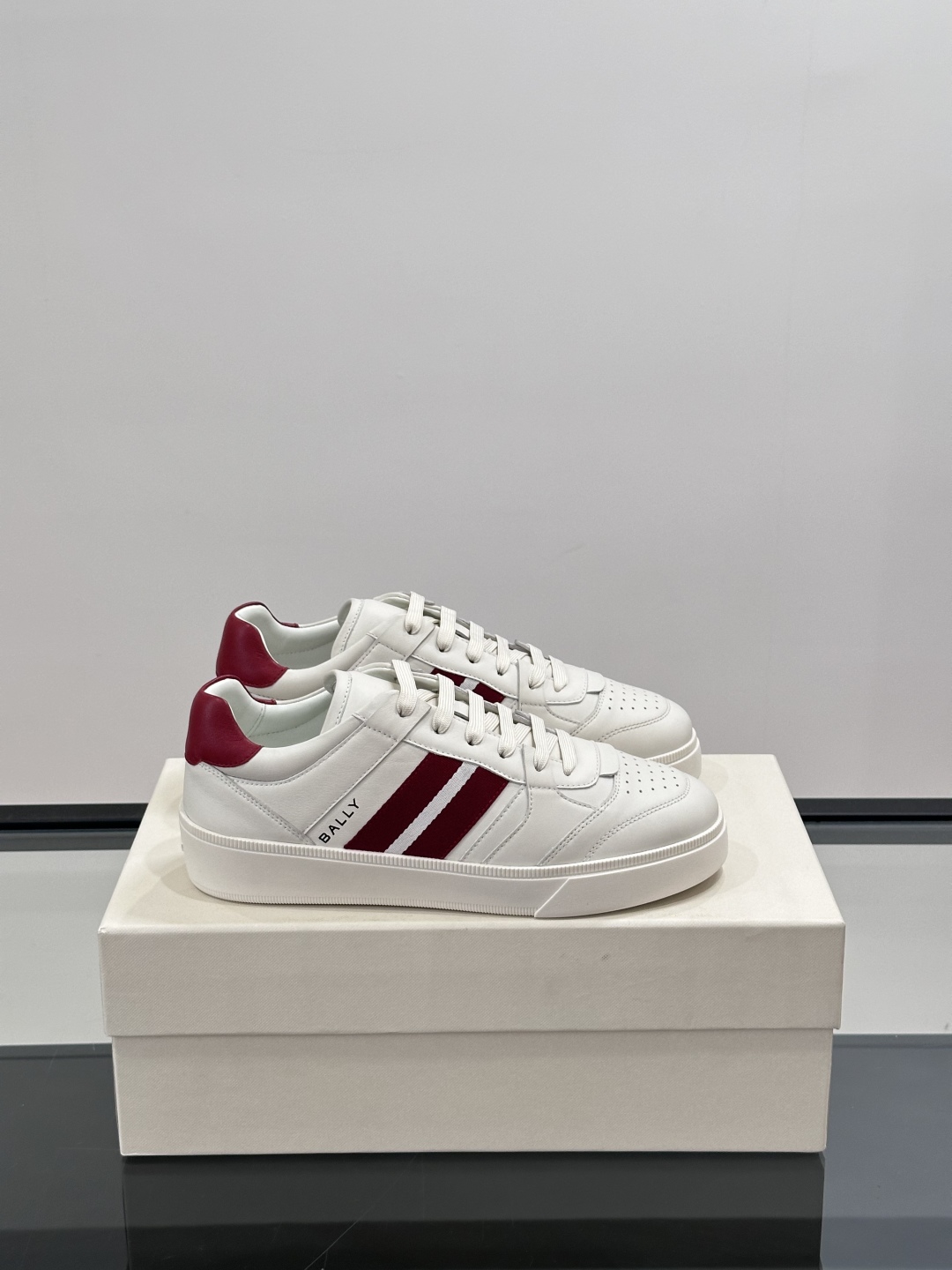BALLY🇨🇭经典款男士休闲鞋👟，侧面织带的logo其实是Bally经典标志
经典 高级 又不会过分高调