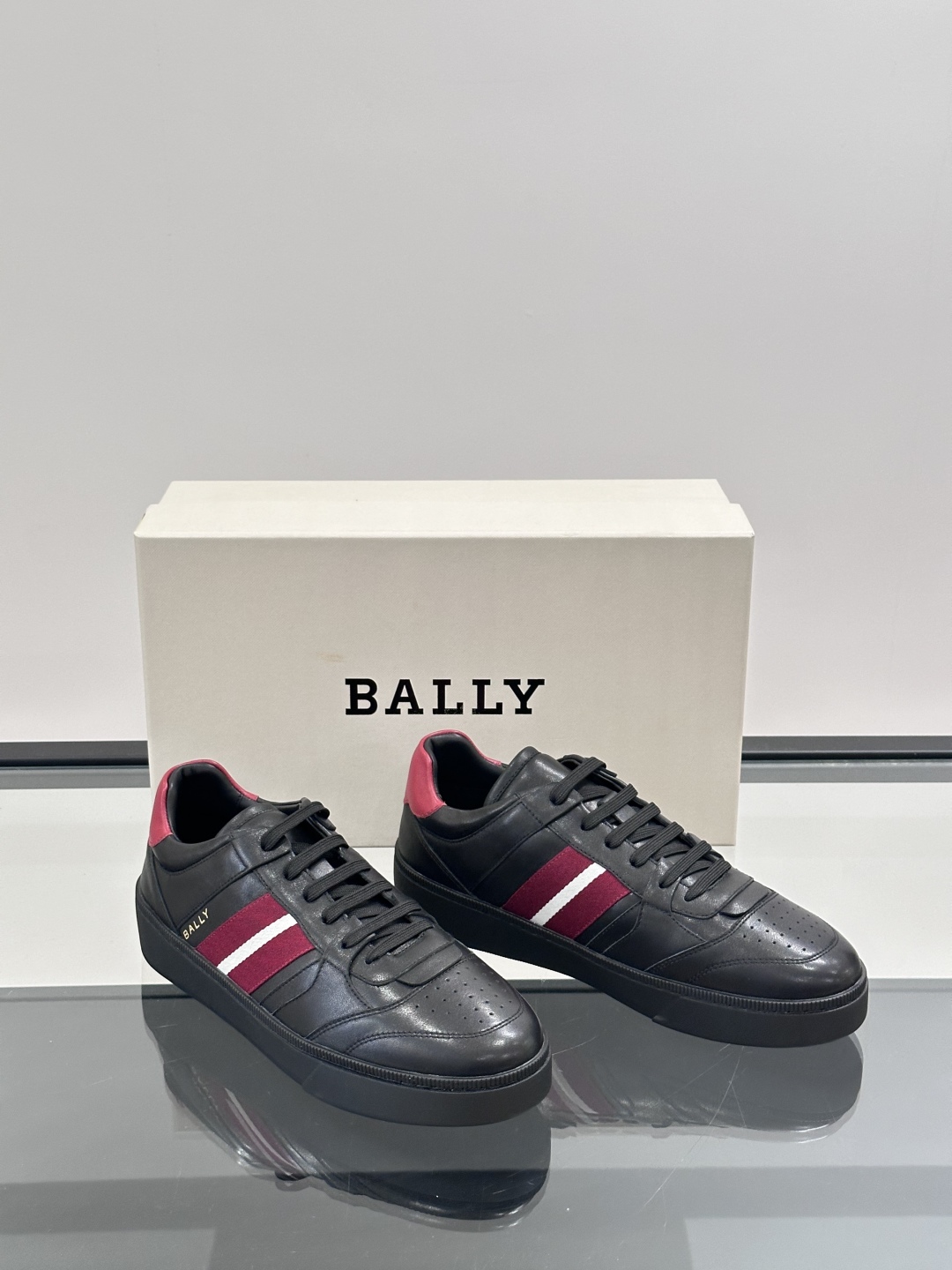 BALLY🇨🇭经典款男士休闲鞋👟，侧面织带的logo其实是Bally经典标志
经典 高级 又不会过分高调
