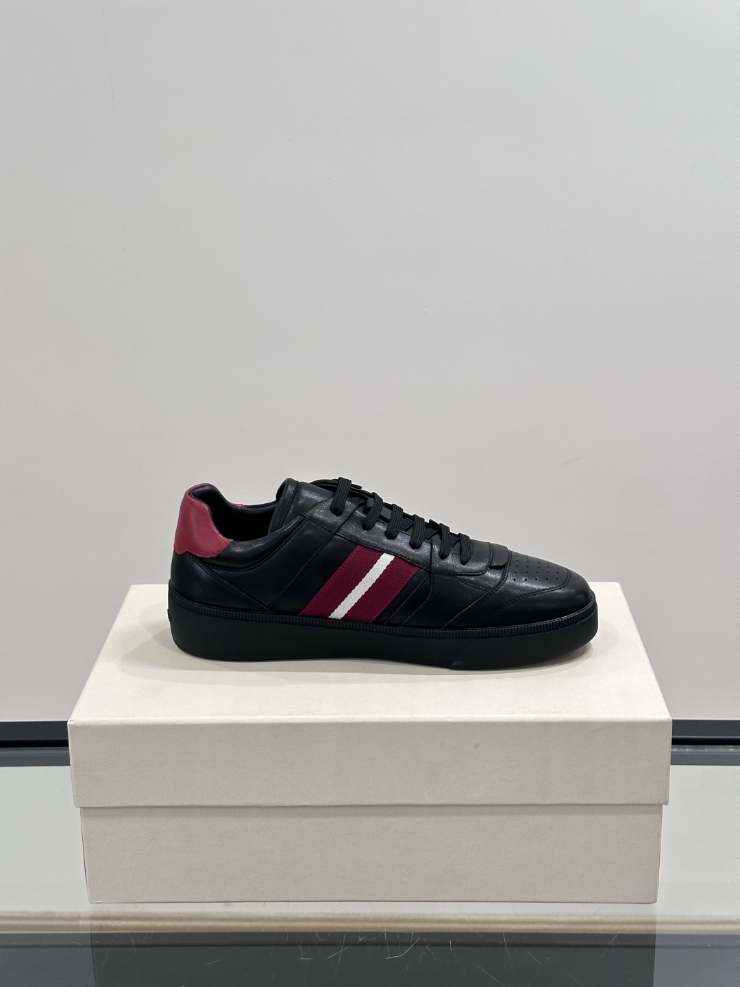 BALLY🇨🇭经典款男士休闲鞋👟，侧面织带的logo其实是Bally经典标志
经典 高级 又不会过分高调