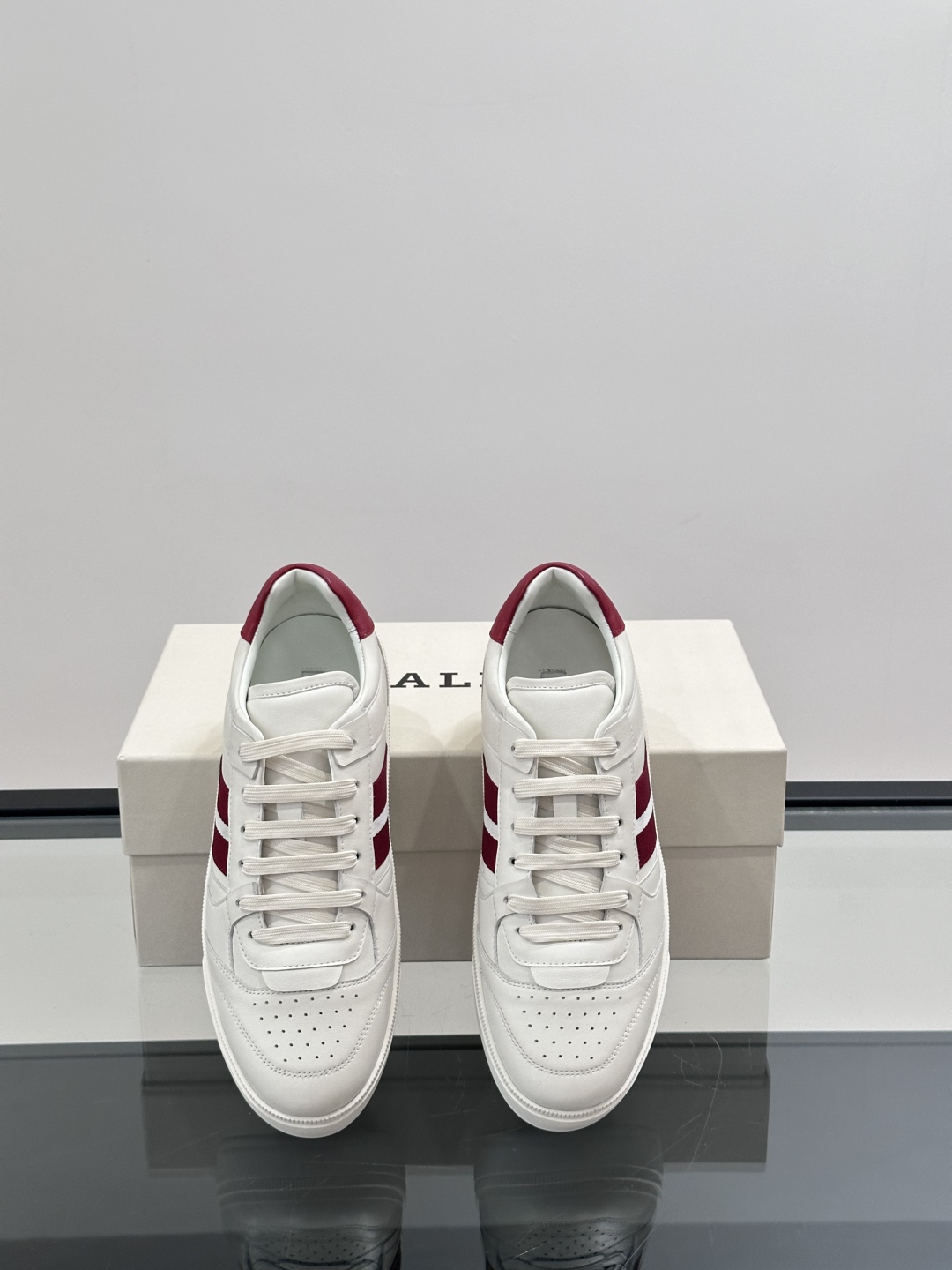 BALLY🇨🇭经典款男士休闲鞋👟，侧面织带的logo其实是Bally经典标志
经典 高级 又不会过分高调