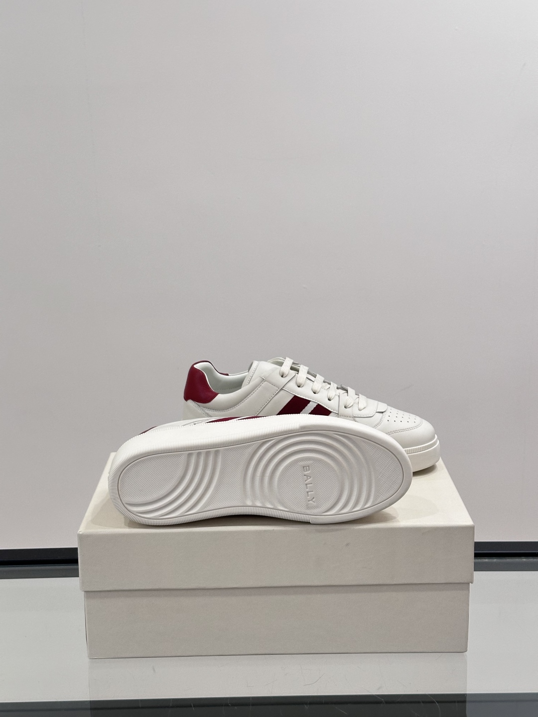 BALLY🇨🇭经典款男士休闲鞋👟，侧面织带的logo其实是Bally经典标志
经典 高级 又不会过分高调