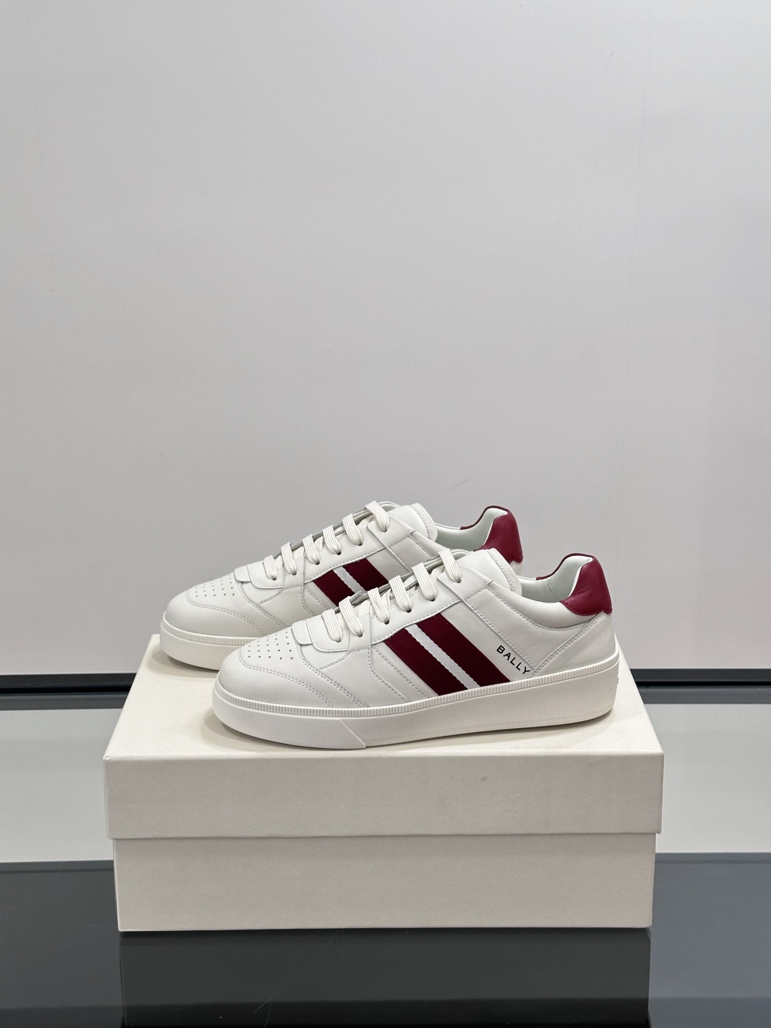 BALLY🇨🇭经典款男士休闲鞋👟，侧面织带的logo其实是Bally经典标志
经典 高级 又不会过分高调