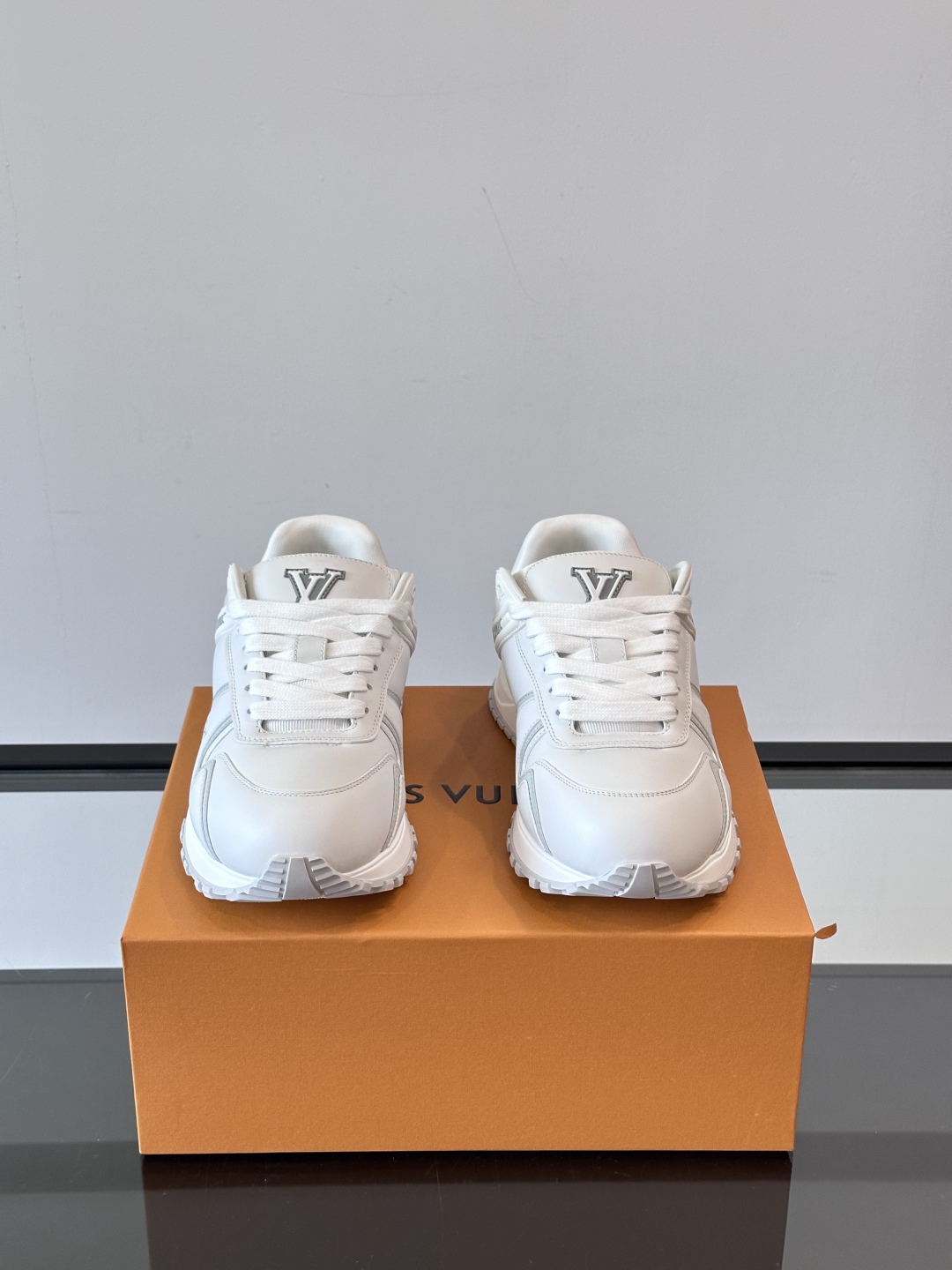 LV▪️▪️Run Away Maxi 情侣款👫运动鞋初次亮相于 2025 早秋系列，以大号版本延续 R