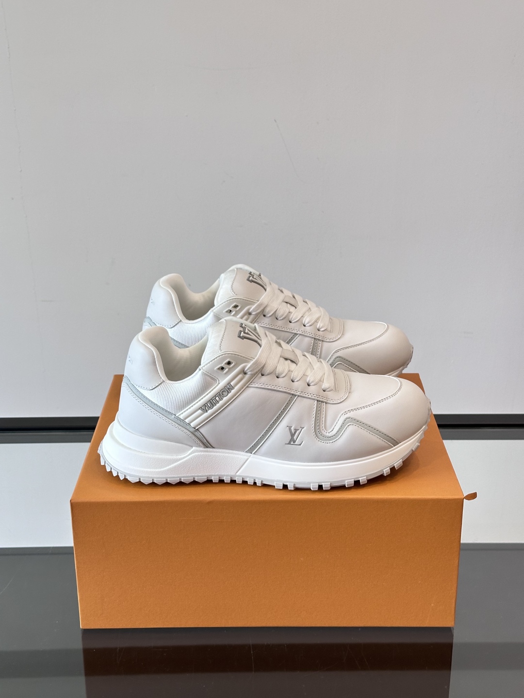 LV▪️▪️Run Away Maxi 情侣款👫运动鞋初次亮相于 2025 早秋系列，以大号版本延续 R