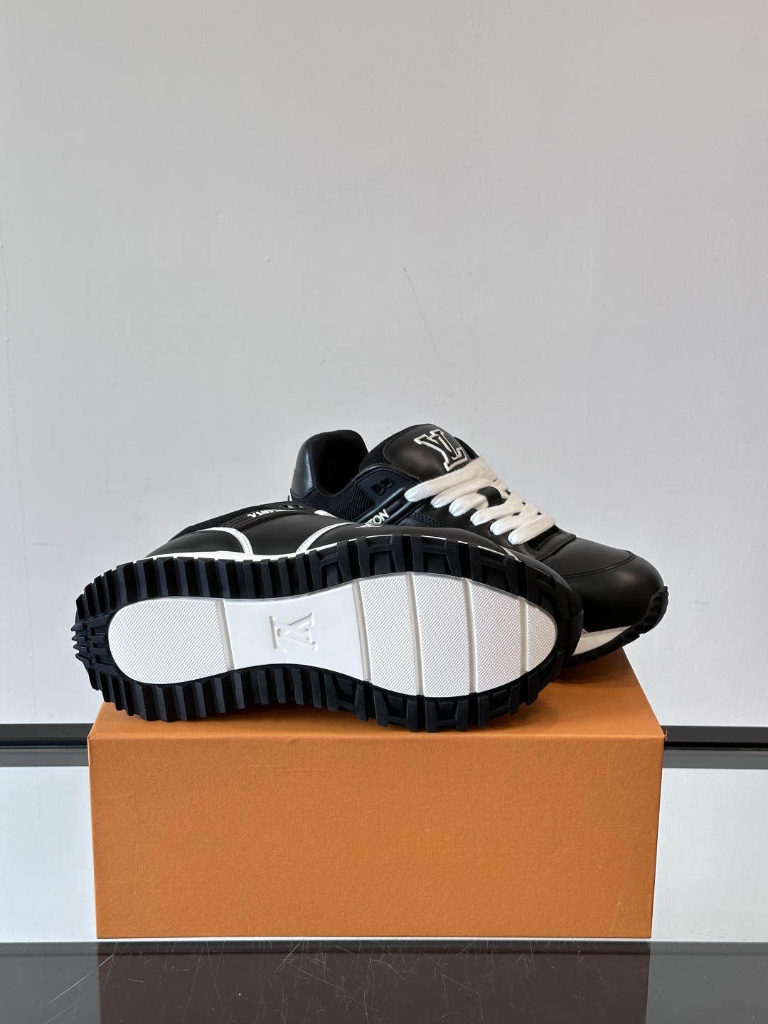 LV▪️▪️Run Away Maxi 情侣款👫运动鞋初次亮相于 2025 早秋系列，以大号版本延续 R