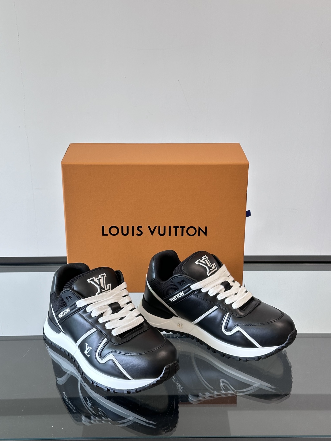 LV▪️▪️Run Away Maxi 情侣款👫运动鞋初次亮相于 2025 早秋系列，以大号版本延续 R