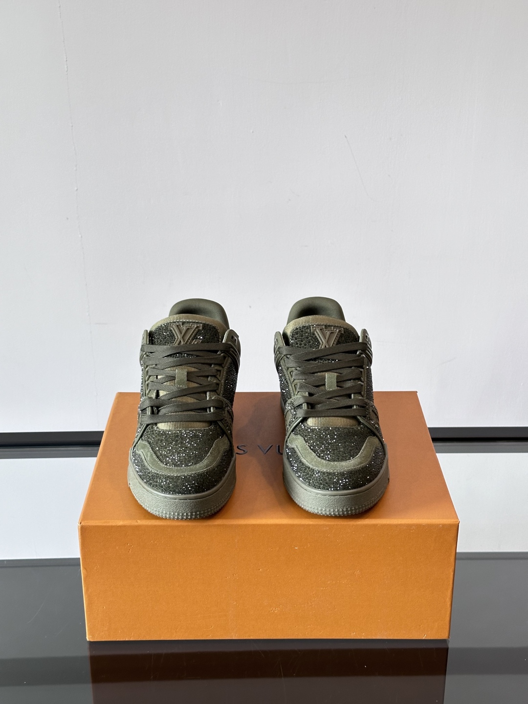 LV Colormania男鞋👞 Trainer 闪耀人造水晶的璀璨光芒，成就路易威登鞋履系列的又一经典