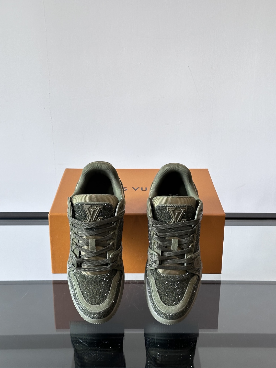 LV Colormania男鞋👞 Trainer 闪耀人造水晶的璀璨光芒，成就路易威登鞋履系列的又一经典
