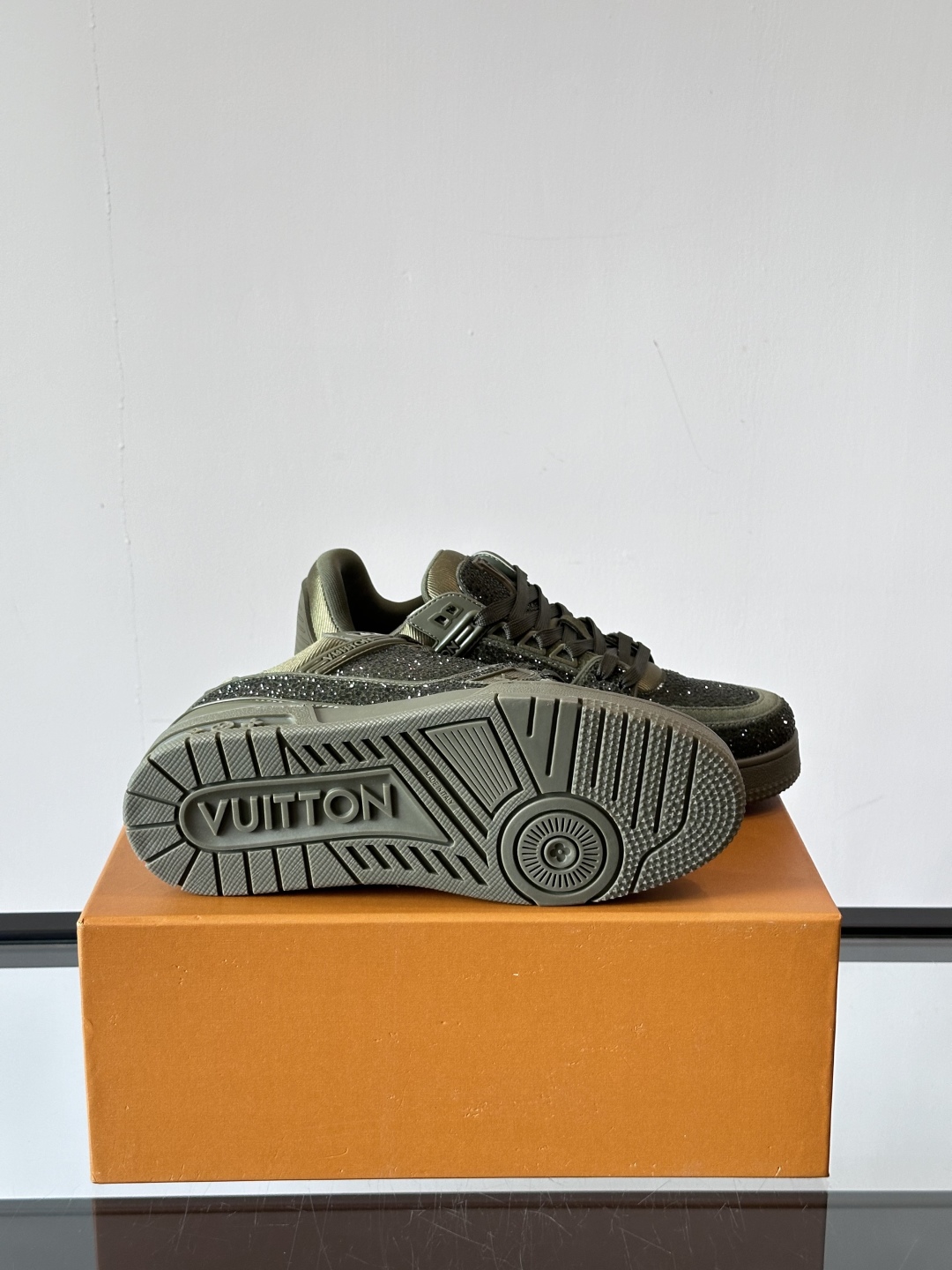 LV Colormania男鞋👞 Trainer 闪耀人造水晶的璀璨光芒，成就路易威登鞋履系列的又一经典