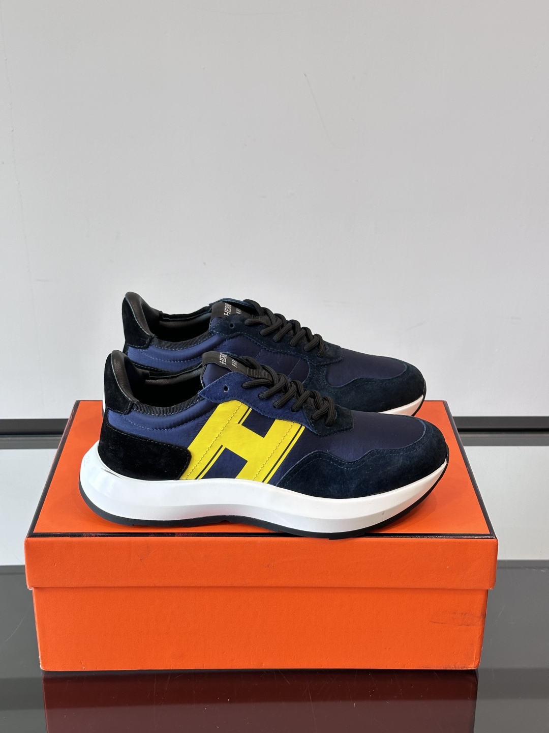 HERMES/爱马仕 Hugo厚底运动鞋休闲男鞋，这款运动鞋采用进口头层牛皮拼接透气网面设计，对比色设计