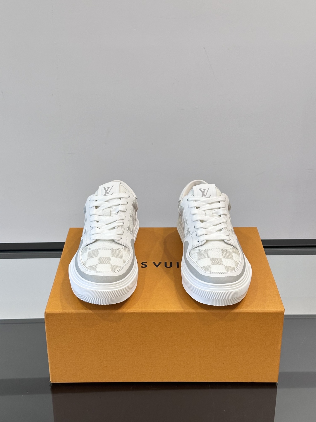 ◾️▫️ L.v🆕低帮休闲运动鞋，采用头层牛皮拼接原版科技布精心制作，侧身联名印花logo装饰，双色橡胶