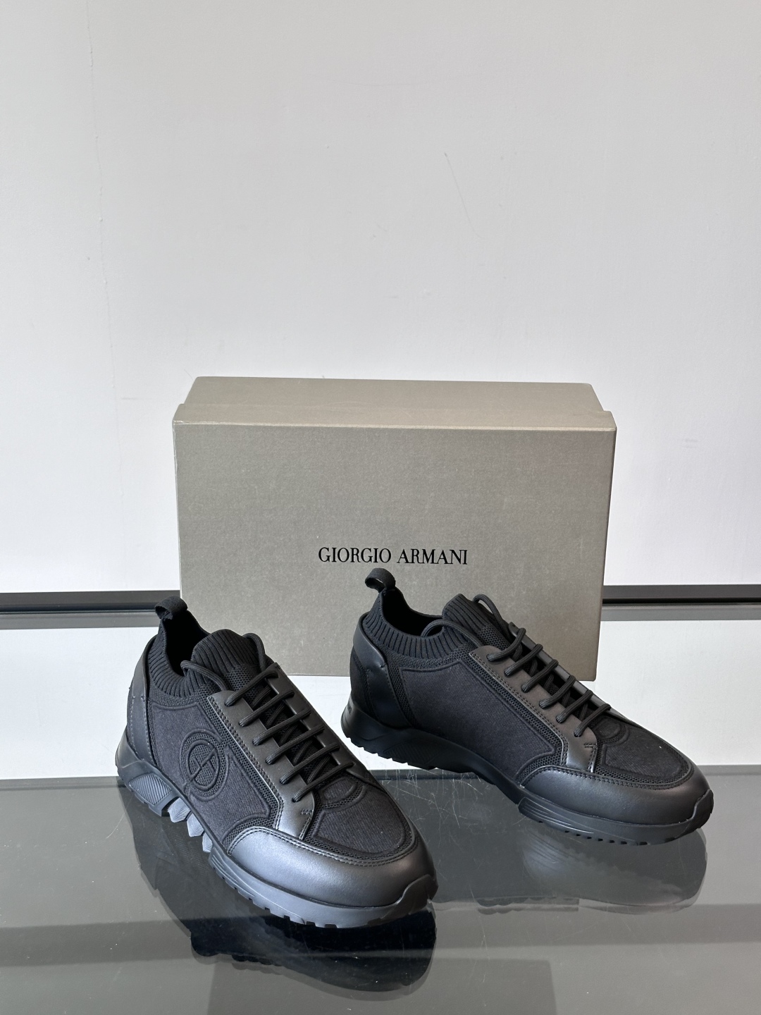 GIORGIO ARMANI/乔治阿玛尼 男士针织套穿运动休闲鞋，这款运动休闲鞋采用小牛皮拼接针织网面鞋