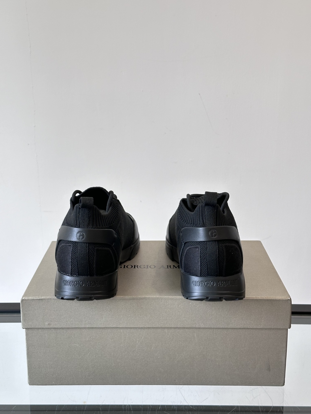 GIORGIO ARMANI/乔治阿玛尼 男士针织套穿运动休闲鞋，这款运动休闲鞋采用小牛皮拼接针织网面鞋