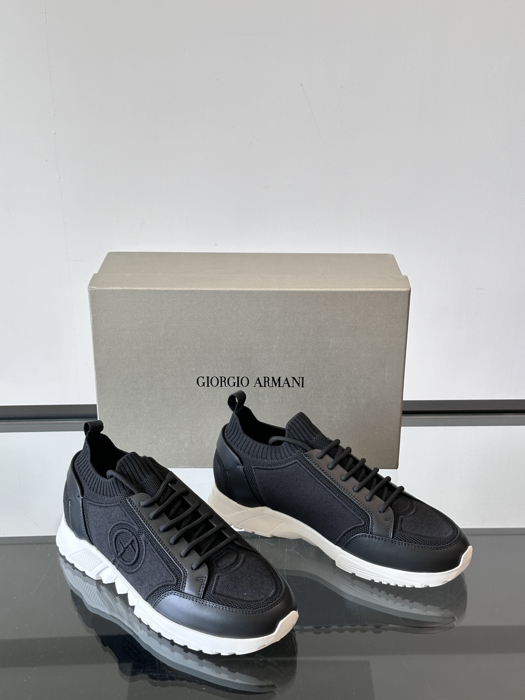 GIORGIO ARMANI/乔治阿玛尼 男士针织套穿运动休闲鞋，这款运动休闲鞋采用小牛皮拼接针织网面鞋