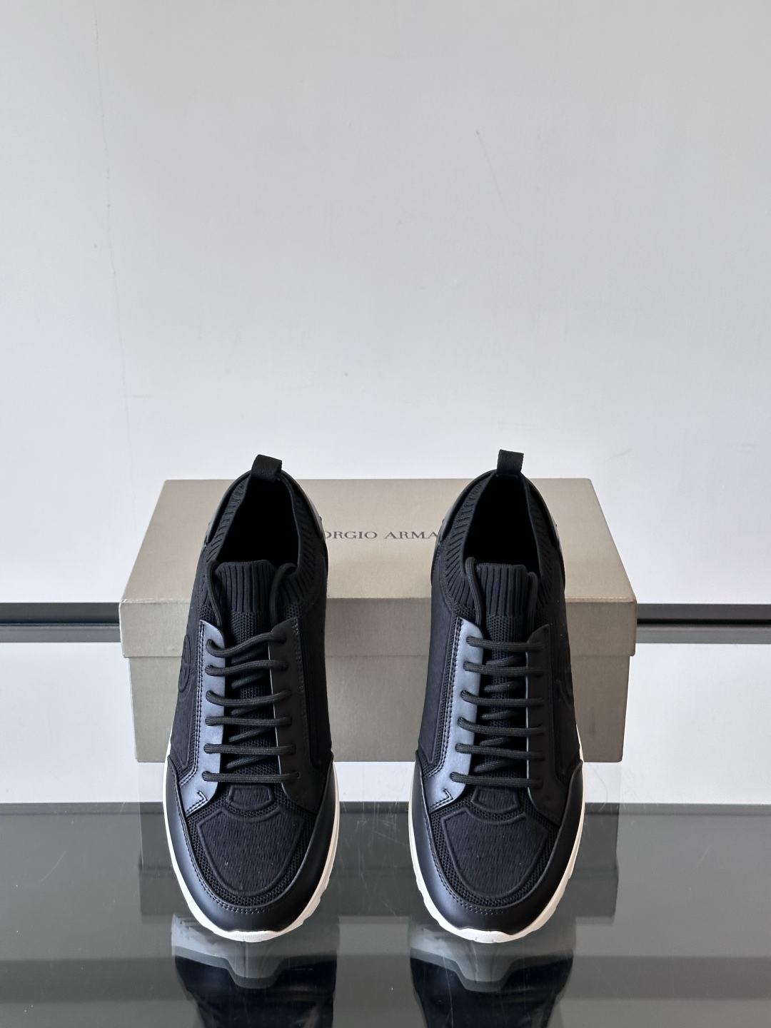 GIORGIO ARMANI/乔治阿玛尼 男士针织套穿运动休闲鞋，这款运动休闲鞋采用小牛皮拼接针织网面鞋