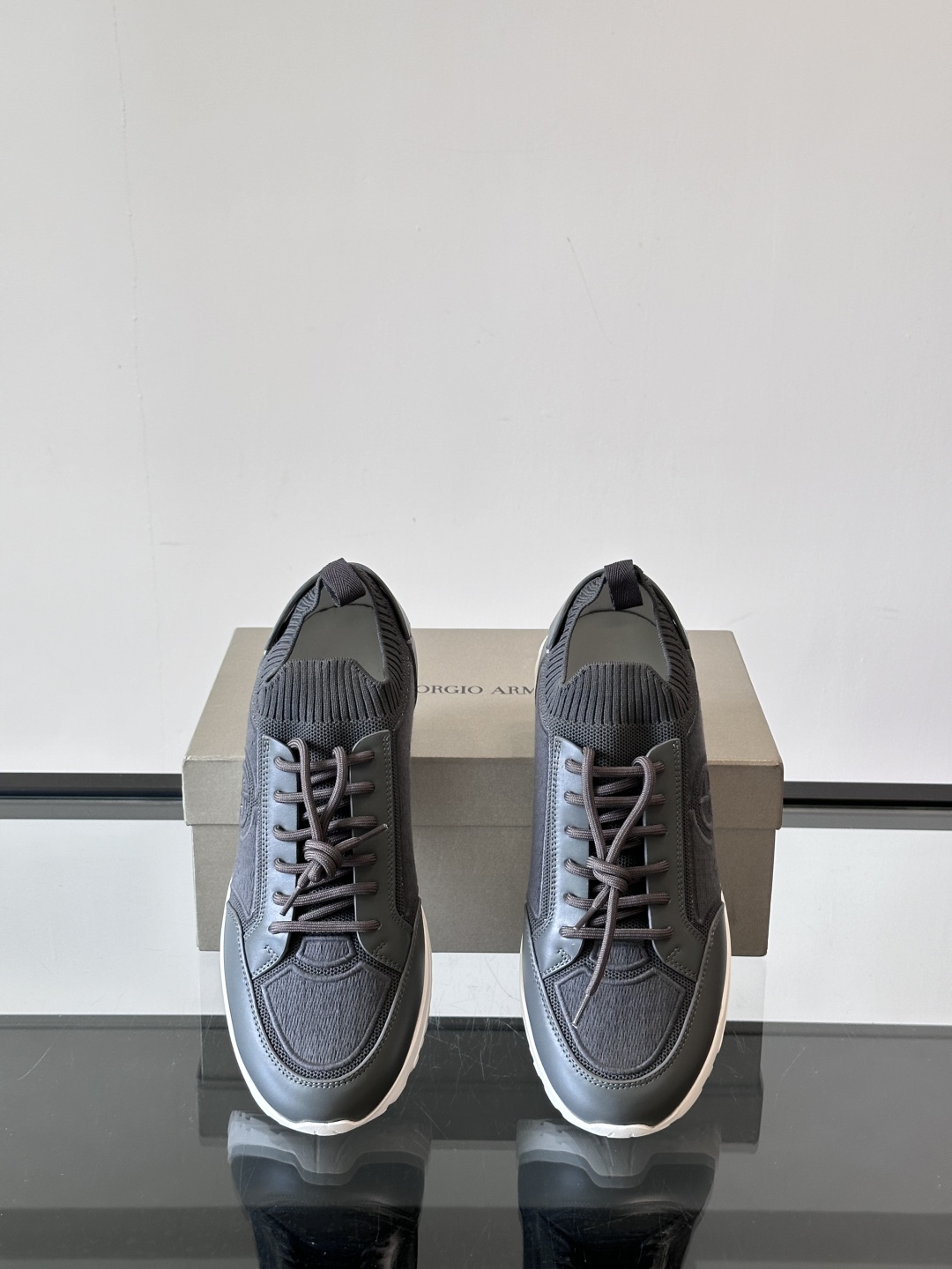 GIORGIO ARMANI/乔治阿玛尼 男士针织套穿运动休闲鞋，这款运动休闲鞋采用小牛皮拼接针织网面鞋