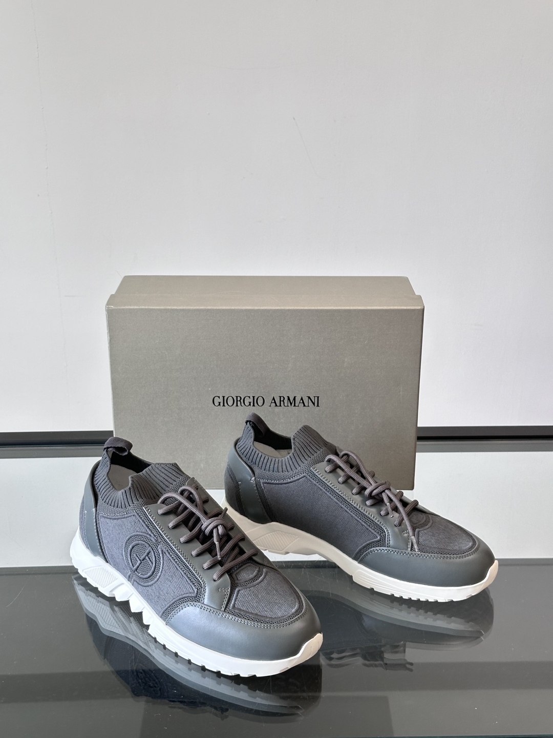 GIORGIO ARMANI/乔治阿玛尼 男士针织套穿运动休闲鞋，这款运动休闲鞋采用小牛皮拼接针织网面鞋
