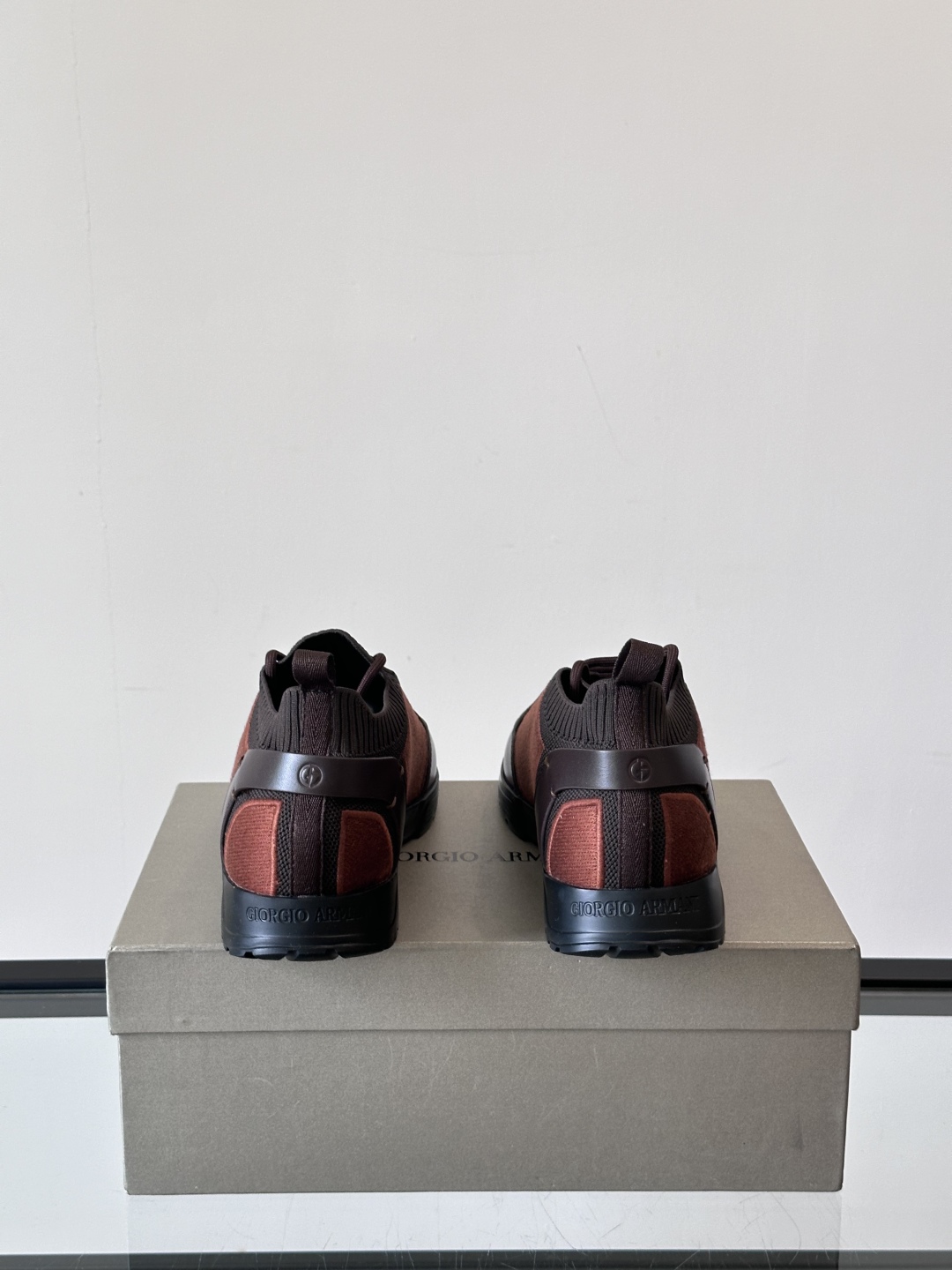 GIORGIO ARMANI/乔治阿玛尼 男士针织套穿运动休闲鞋，这款运动休闲鞋采用小牛皮拼接针织网面鞋