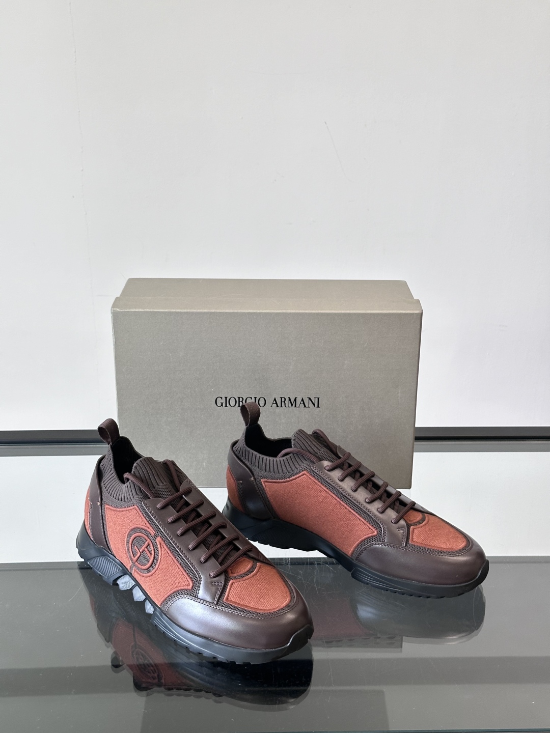 GIORGIO ARMANI/乔治阿玛尼 男士针织套穿运动休闲鞋，这款运动休闲鞋采用小牛皮拼接针织网面鞋
