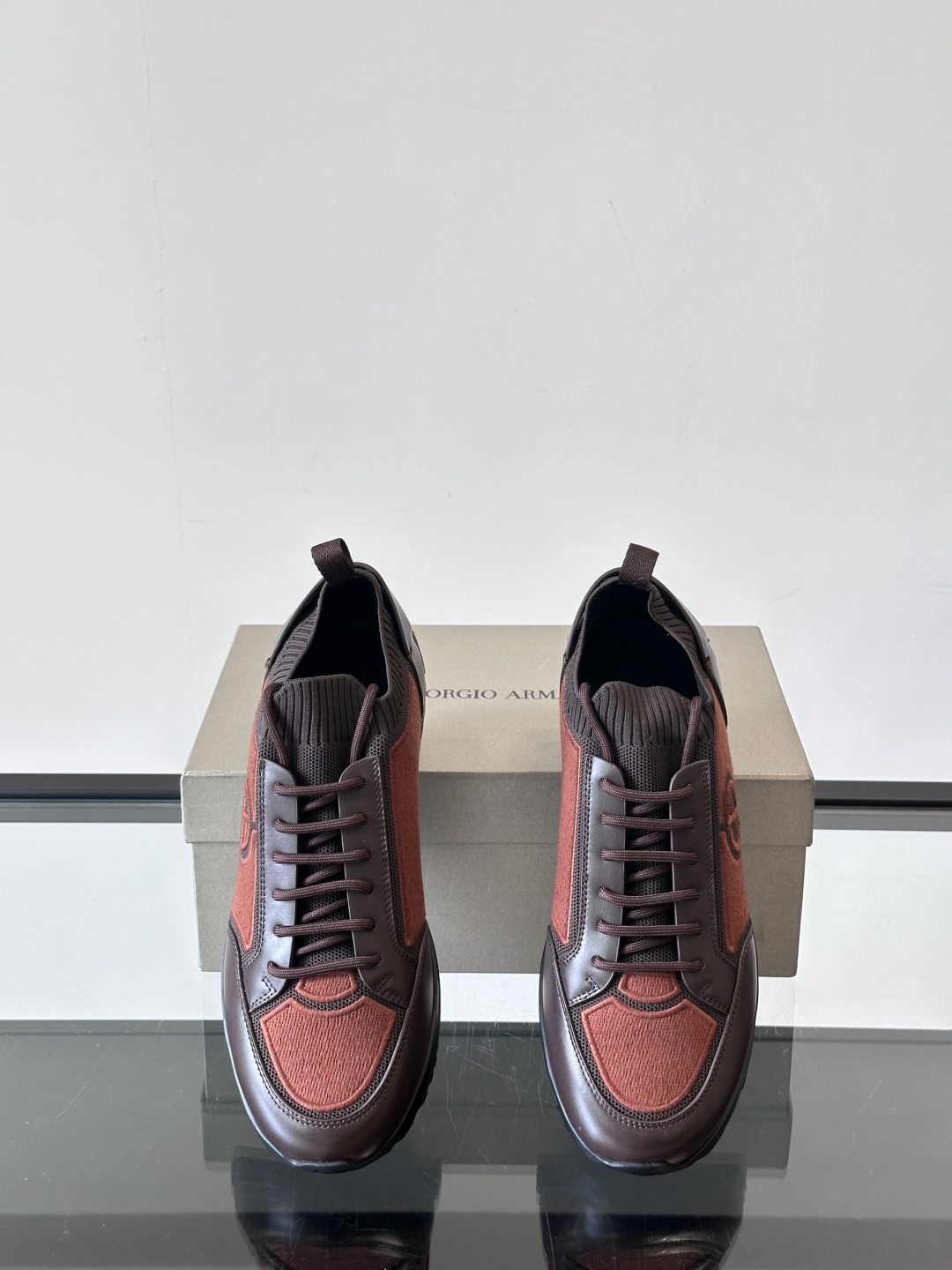 GIORGIO ARMANI/乔治阿玛尼 男士针织套穿运动休闲鞋，这款运动休闲鞋采用小牛皮拼接针织网面鞋