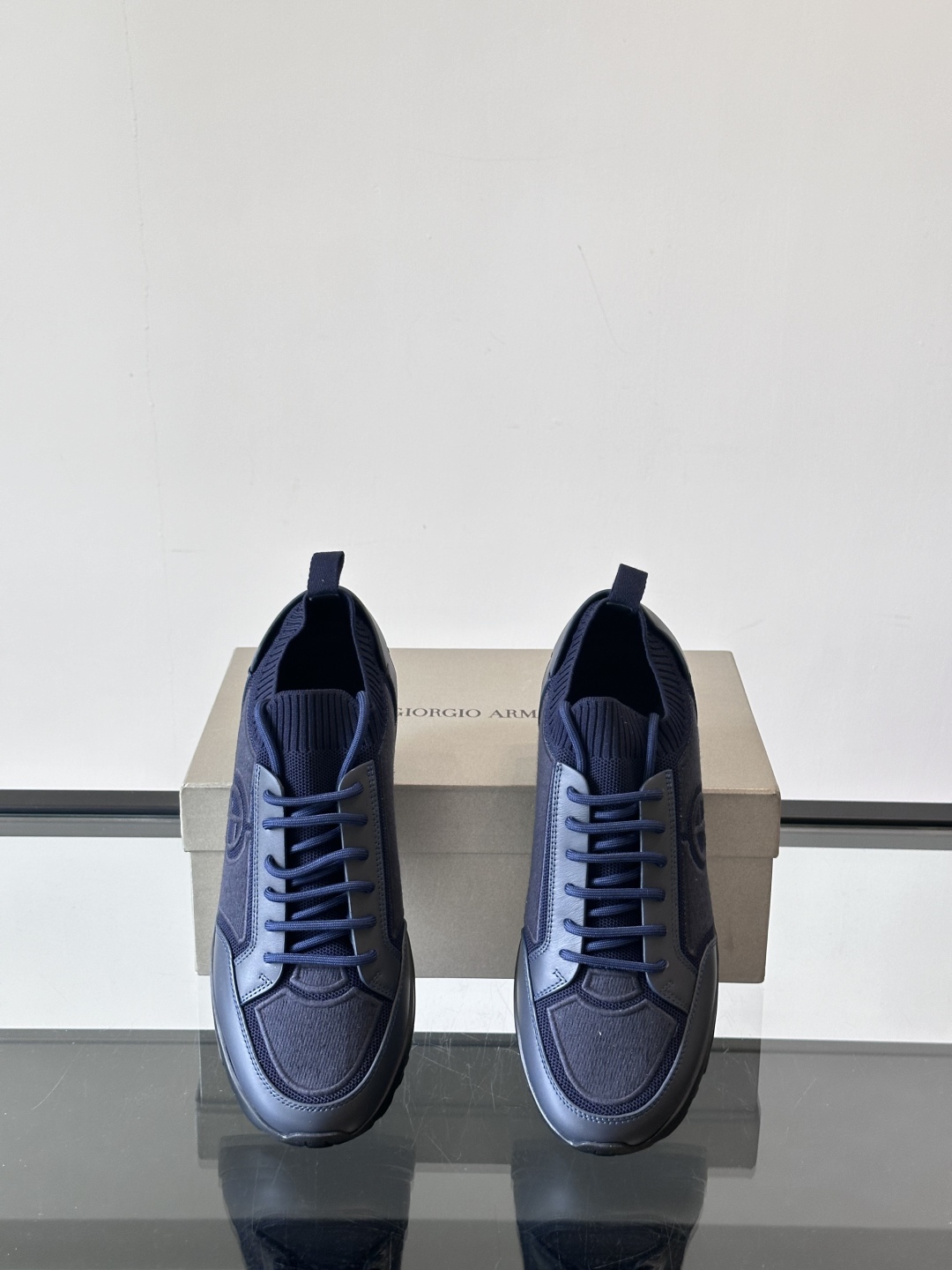 GIORGIO ARMANI/乔治阿玛尼 男士针织套穿运动休闲鞋，这款运动休闲鞋采用小牛皮拼接针织网面鞋