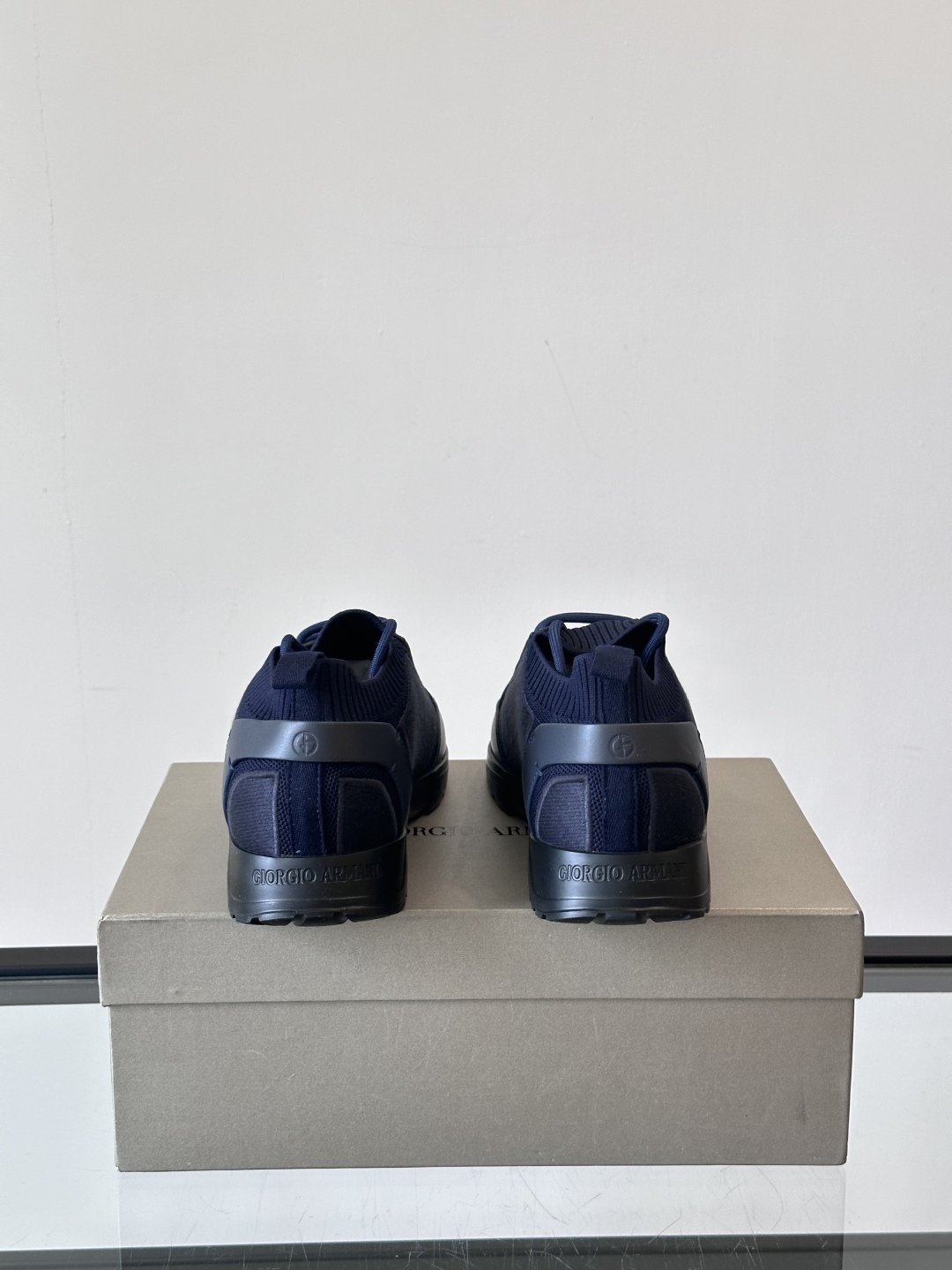 GIORGIO ARMANI/乔治阿玛尼 男士针织套穿运动休闲鞋，这款运动休闲鞋采用小牛皮拼接针织网面鞋