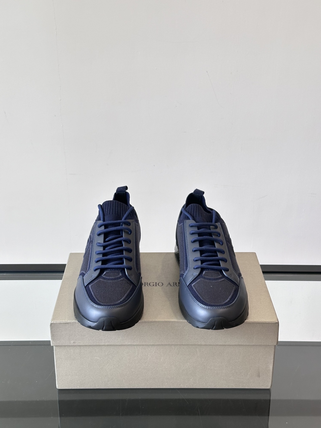 GIORGIO ARMANI/乔治阿玛尼 男士针织套穿运动休闲鞋，这款运动休闲鞋采用小牛皮拼接针织网面鞋