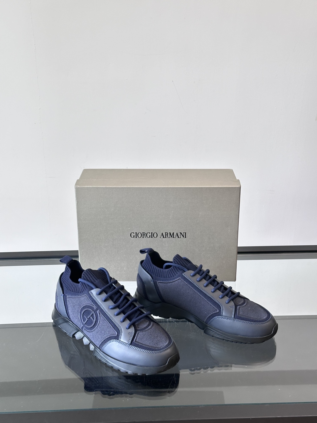 GIORGIO ARMANI/乔治阿玛尼 男士针织套穿运动休闲鞋，这款运动休闲鞋采用小牛皮拼接针织网面鞋
